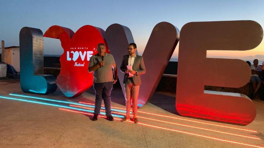 La luces del &#039;Love&#039; anuncian el inicio del mayor evento social de Canarias