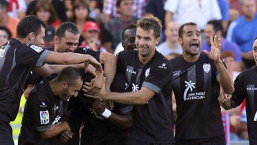 Los jugadores del Levante celebran el gol del empate de Diop