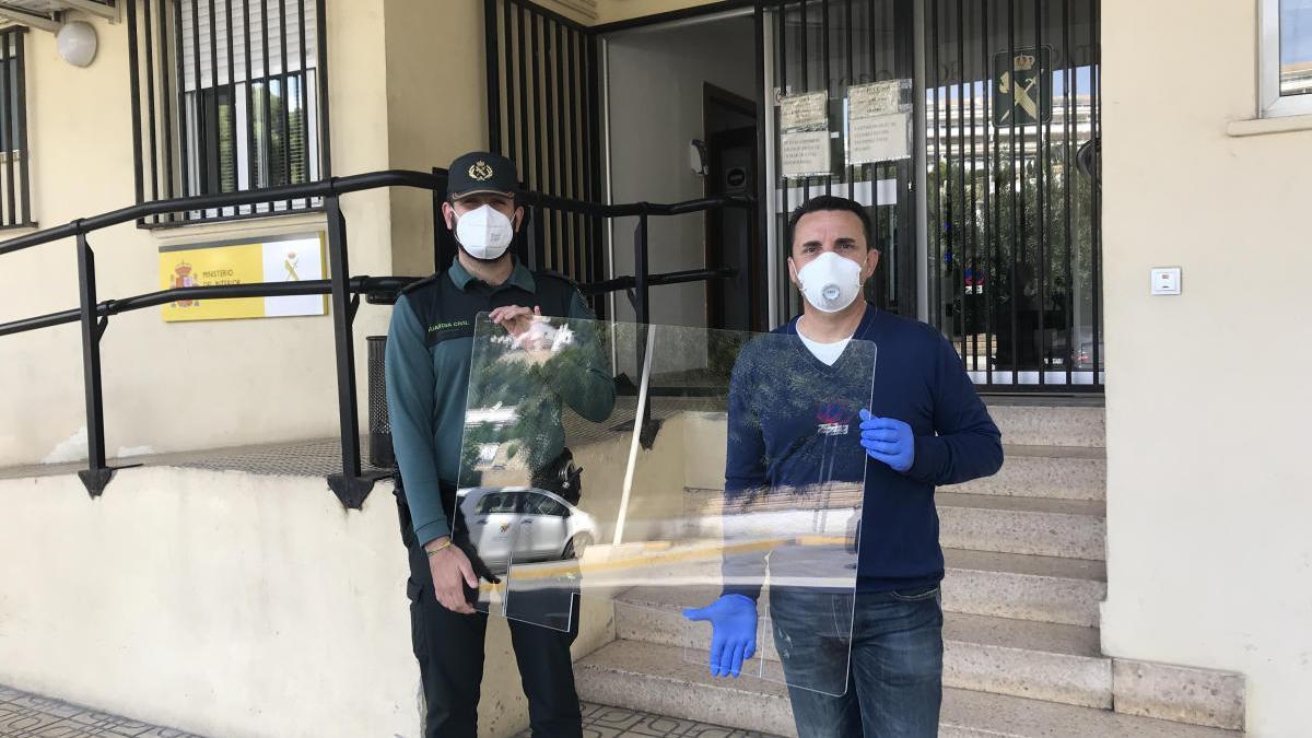 Entrega de mamparas protectoras en el cuartel de la Guardia Civil de Altea