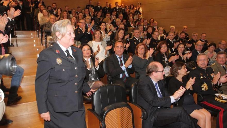 San Leandro El patrón premia a la primera mujer policía