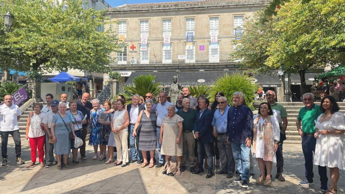 Homenajeados y representantes municipales en la Plaza Mayor. |   // FDV