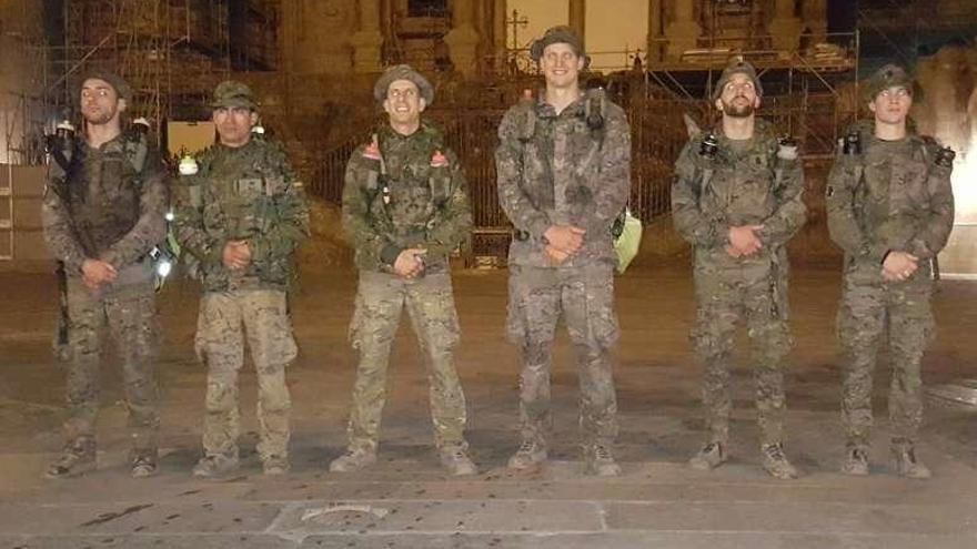 Arriba, una de las patrullas en el Obradoiro, a la derecha la del Grupo Logístico VII. // X. A.