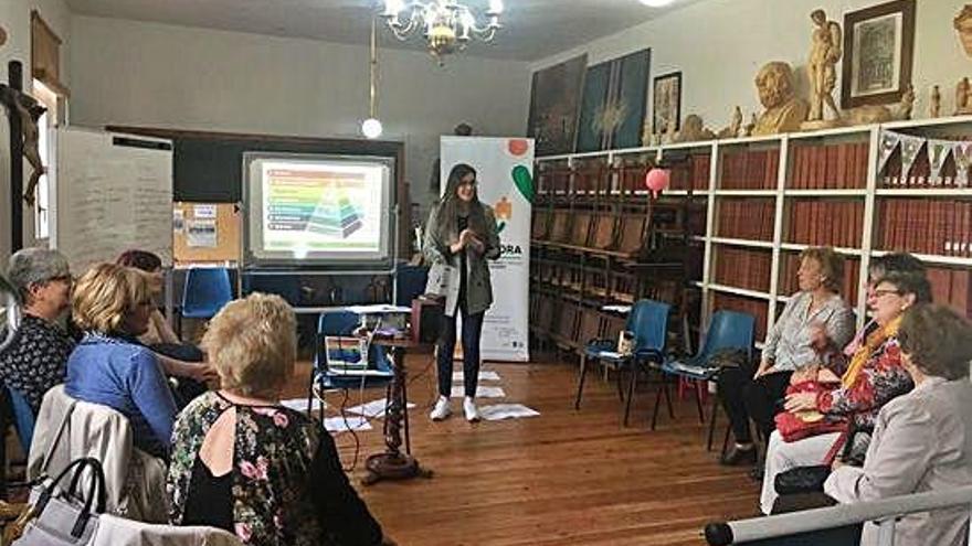 Un momento del taller impartido ayer por la Asociación de Familiares de Enfermos de Alzhéimer.