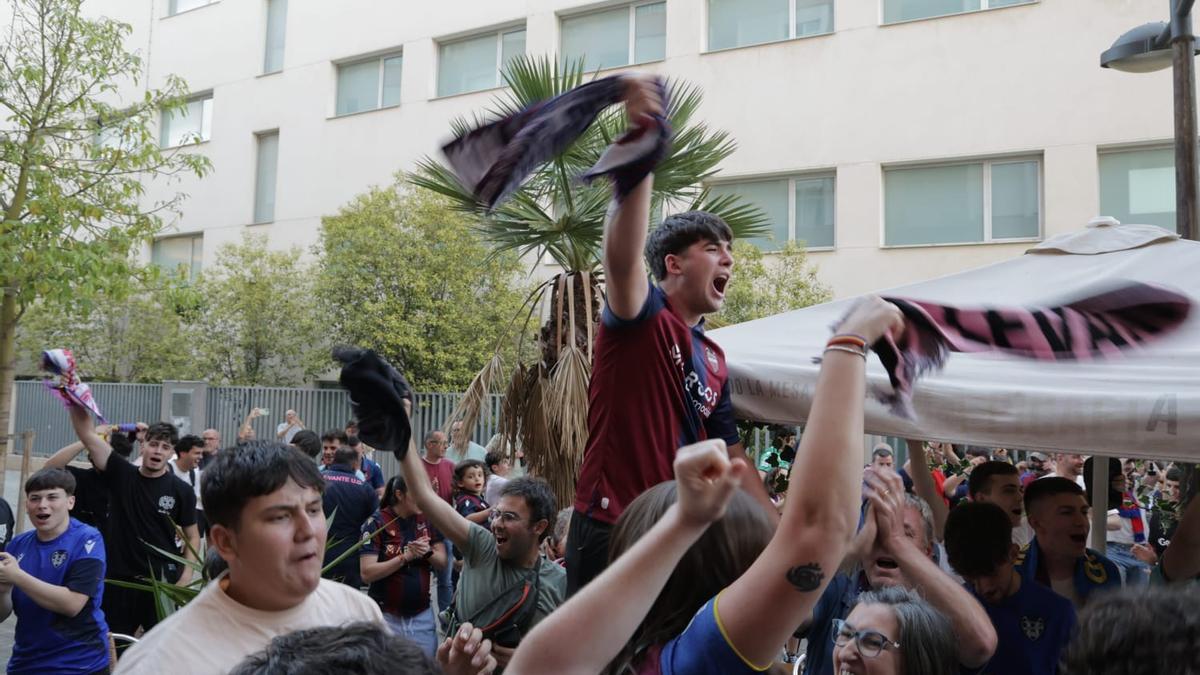 La afición del Levante festeja los goles del ascenso a Primera