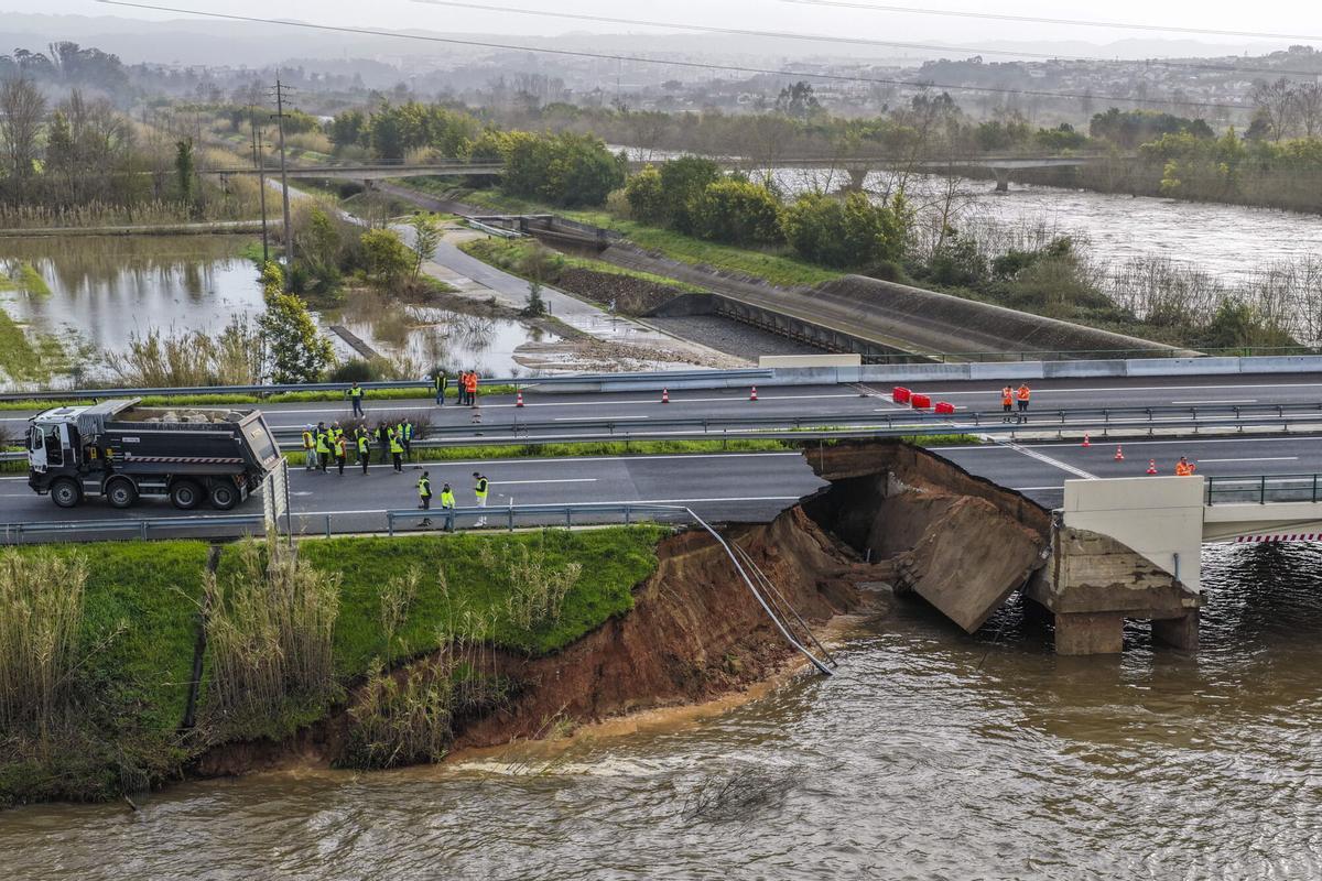 La autovía A1, que une Lisboa con Oporto, colapsada a la altura del dique que se rompió ayer en el río Mondego, en la zona de Casais cerca de Coimbra.