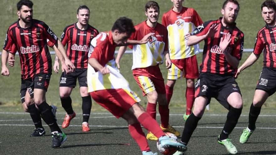 Un jugador del Alertanavia dispara, ayer, rodeado de lalinistas en el partido de Pahíño . // Adrián Irago