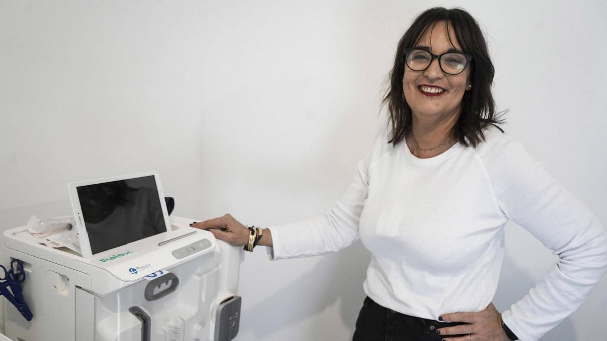 Mònica Castro amb la màquina amb què feia els tractaments d'hemodiàlisi des de casa