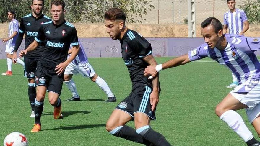 Un jugador del Valladolid B presiona a Pastrana. // Ricardo Otaza