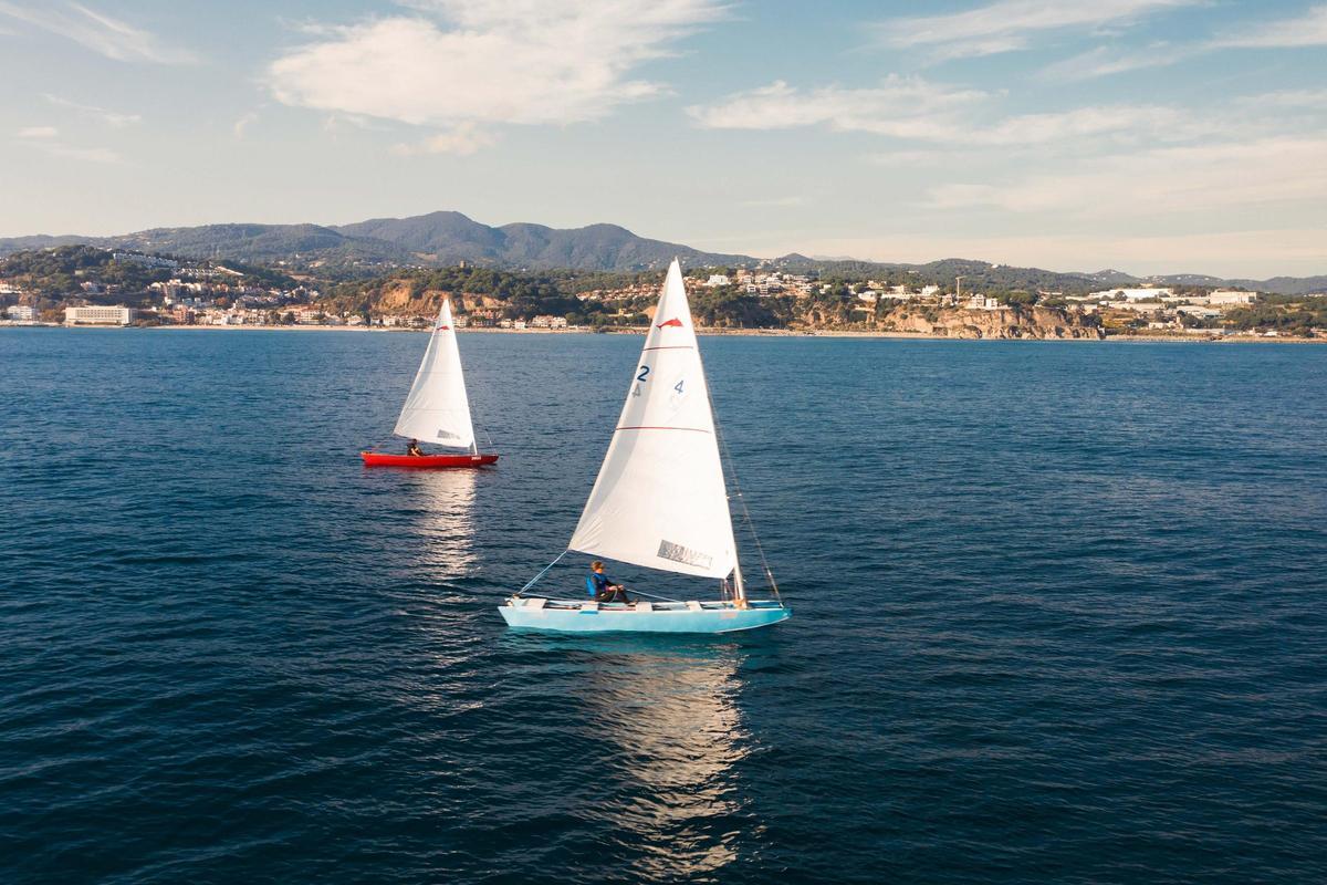 La temporada d’estiu pot ser un bon moment per començar un curs de vela. Existeixen diverses escoles al llarg de tota la costa catalana.