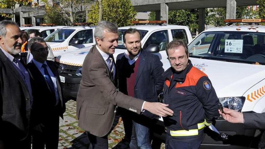 Vehículo de emergencias para el Concello de Lalín  |  La Academia Galega de Seguridade Pública (Agasp), en A Estrada, acogió ayer un acto de entrega de vehículos para servicios de emergencias y de Protección Civil por parte de la Xunta de Galicia a varios concellos. Entre los beneficiarios está el de Lalín, que estuvo representado por su alcalde, Rafael Cuiña, y por Víctor Blanco, jefe del servicio. El regidor recibió de manos del vicepresidente gallego, Alfonso Rueda, las llaves del nuevo automóvil, un Volkswagen Amarok, modelo pick-up. Los últimos vehículos proporcionados por la Xunta a Lalín tienen ya 12 y 26 años.