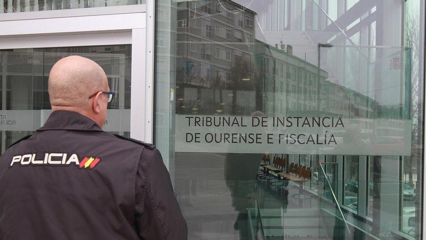 Un acusado de un matrimonio de conveniencia para un fraude migratorio en Ourense no acude al juzgado y no justifica el porqué