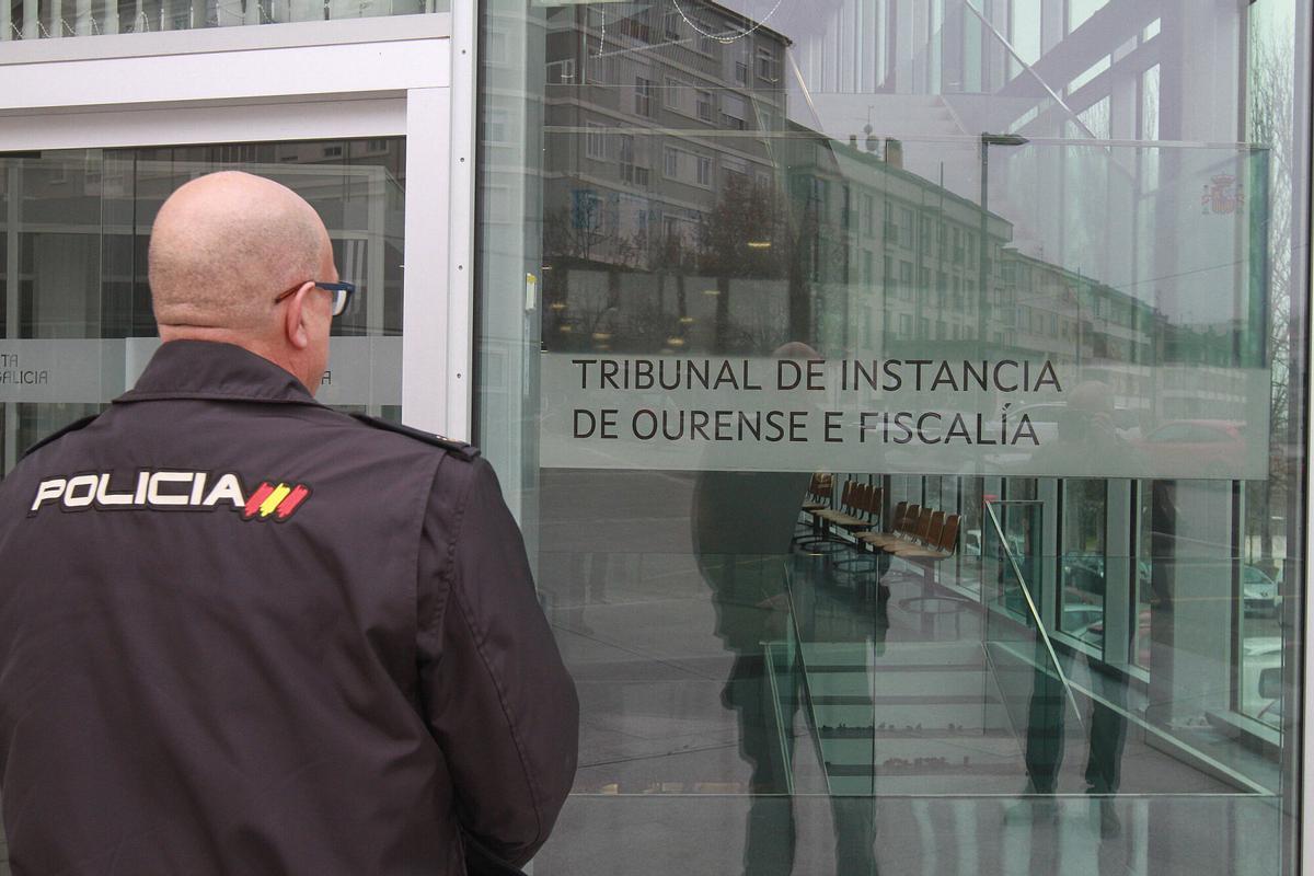Un policía, en la entrada del edificio judicial de Ourense.