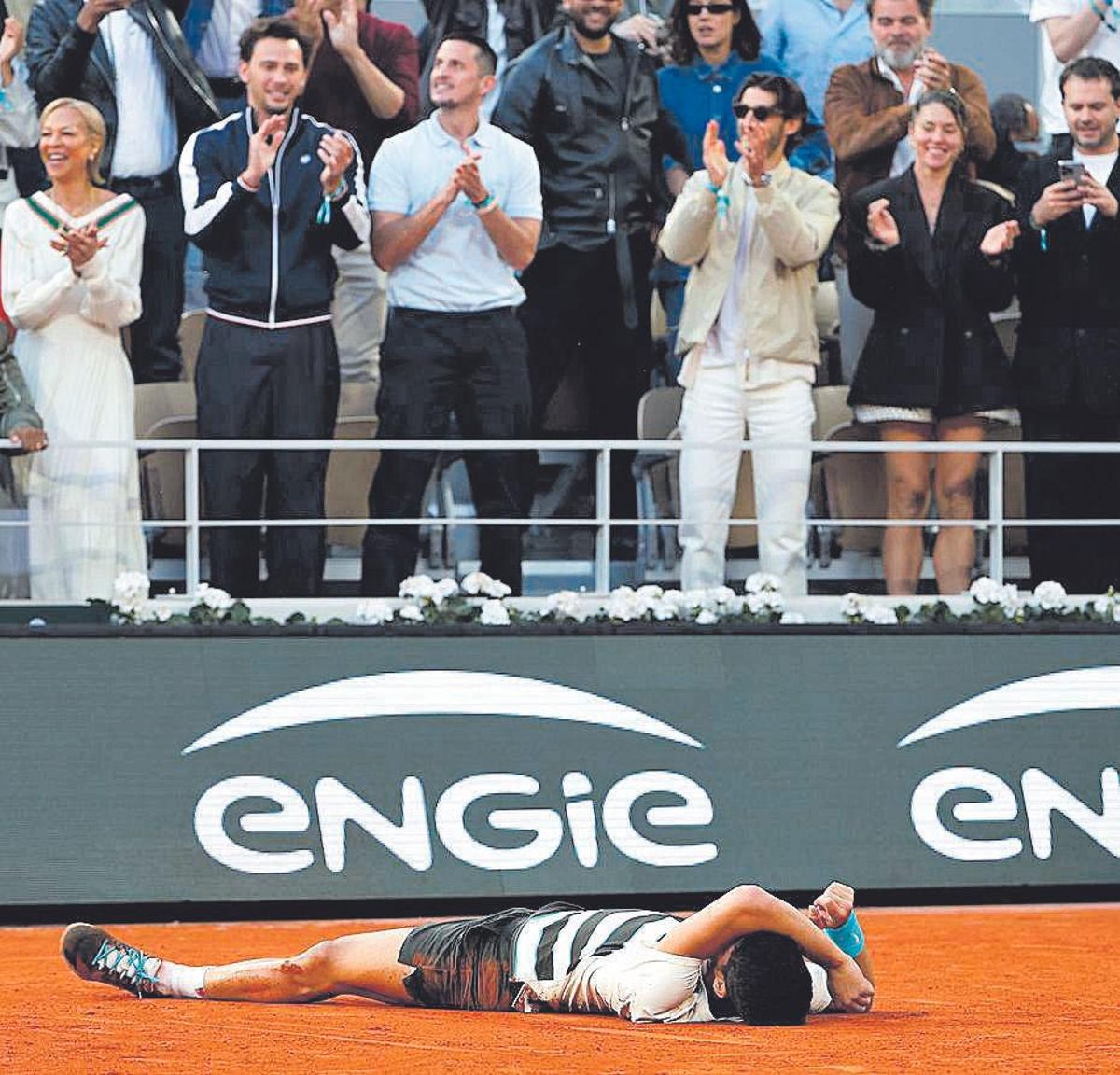 Carlos Alcaraz, tumbado tras ganar a Sinner en la final. Carlos Alcaraz of Spain celebrates his victory against Jannik Sinner of Italy in the men's final on day 15 of Roland-Garros 2025, French Open, Grand Slam tennis tournament on June 8, 2025 at Roland-Garros stadium in Paris, France - Photo Jean Catuffe / DPPI AFP7 08/06/2025 ONLY FOR USE IN SPAIN. Jean Catuffe / DPPI / AFP7 / Europa Press;ATP;CHELEM;GARROS;GRAND;ROLAND;SLAM;Sport;tennis;WTA;TENNIS - ROLAND GARROS 2025 - 08/06