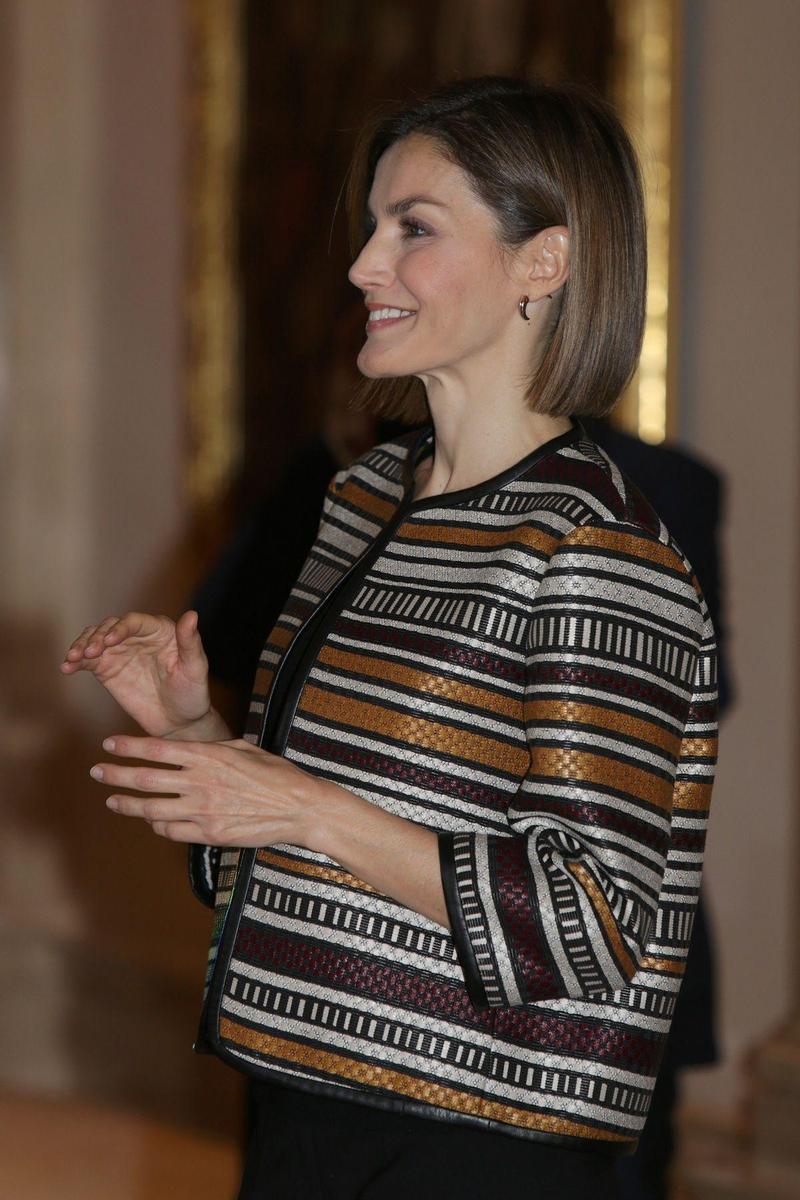 Letizia Ortiz con un chaqueta corta de rayas y manga francesa