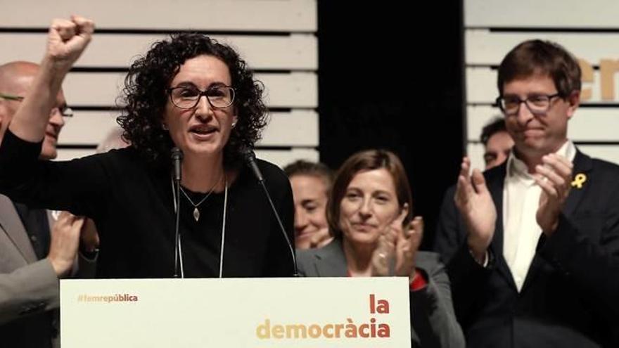 Rovira, amb Mundó, Romeva i Forcadell, ahir a la nit.