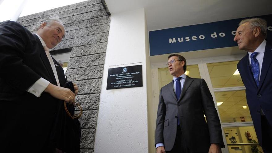 El presidente tras descubrir la placa en la inauguración.