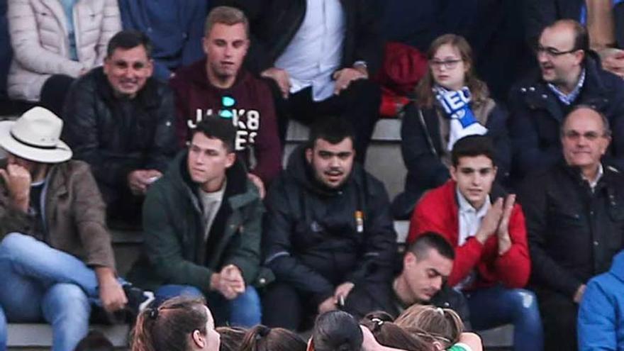 Las jugadoras del Oviedo Moderno celebran un tanto.