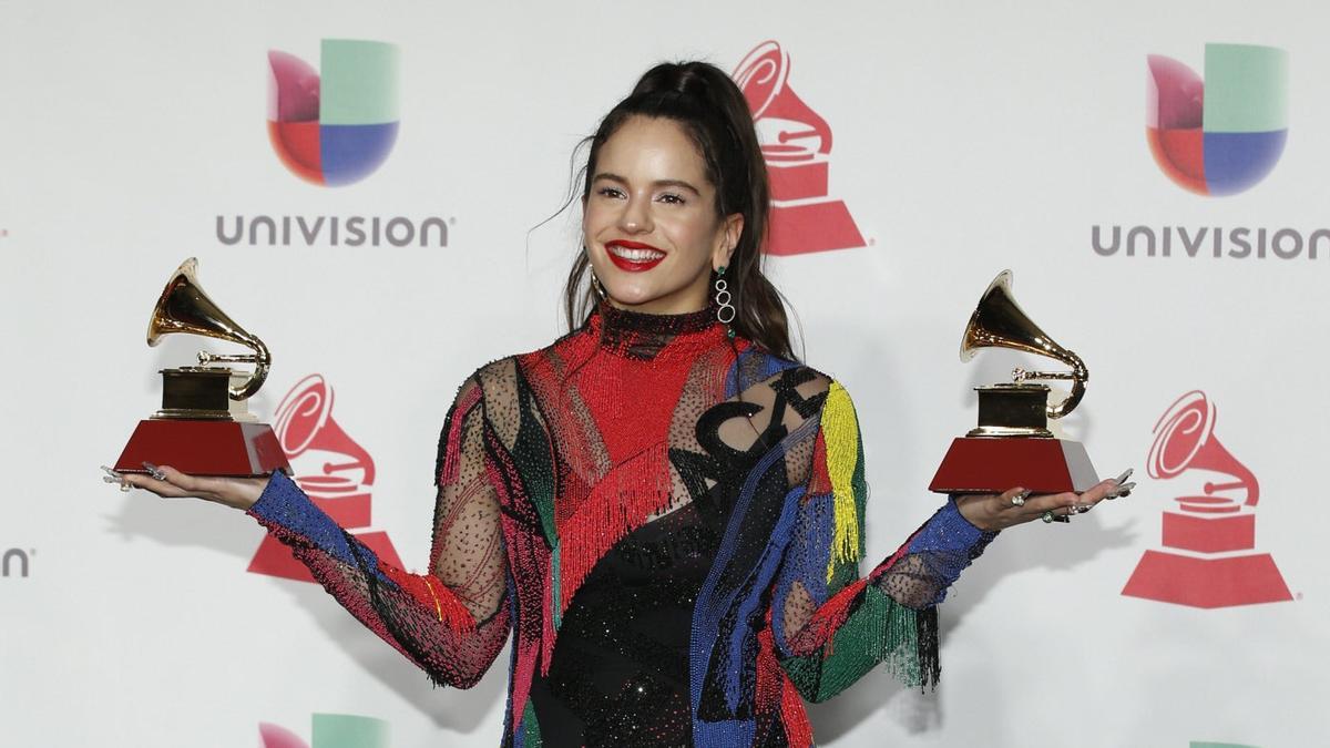 Rosalía junto a sus dos premios