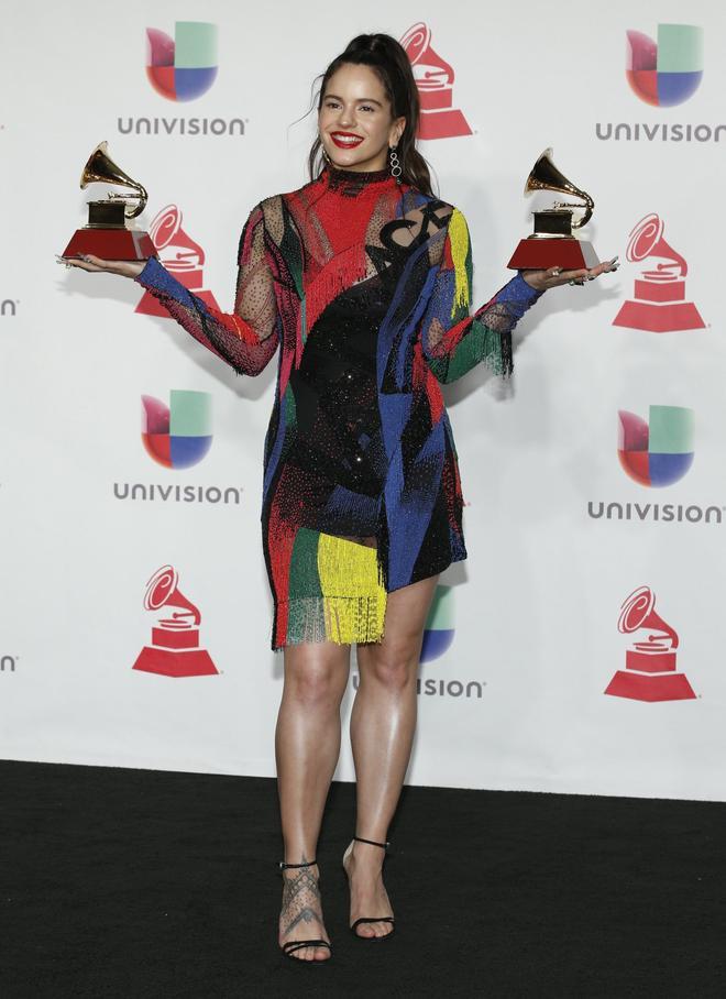 Rosalía junto a sus dos premios