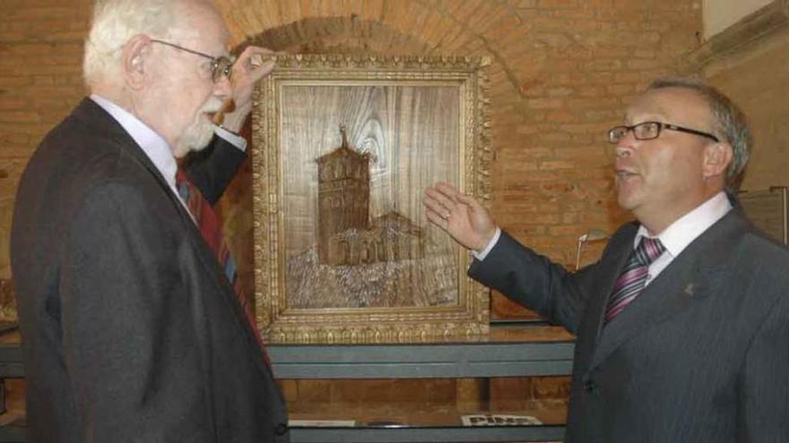 John Williams, izquierda, y José Ramos San Primitivo con una talla de la iglesia tabaresa.