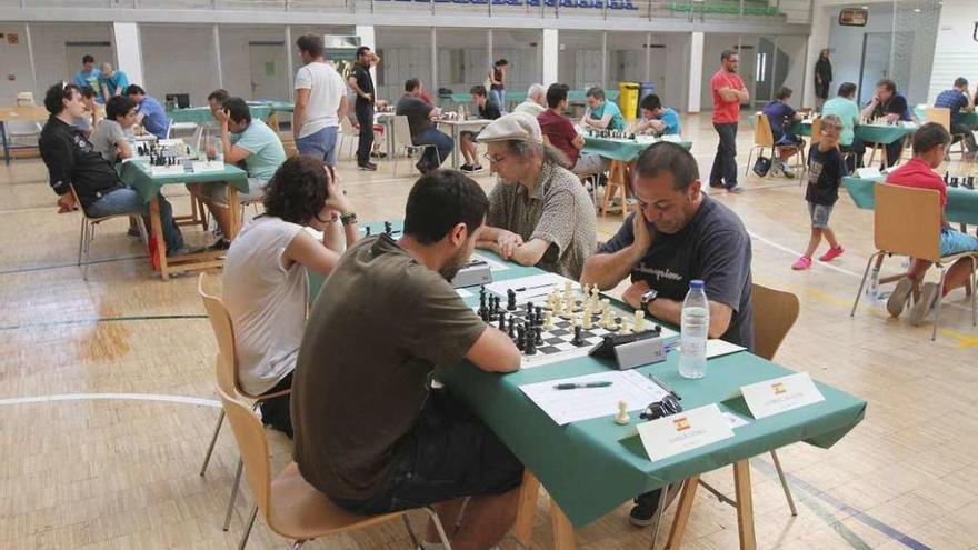 Los ajedrecistas, disputando partidas en el día de ayer en Ourense. // Iñaki Osorio