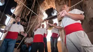 Las campanas lloran la muerte del Papa con toques manuales extraordinarios en Albaida, Moixent y Ontinyent