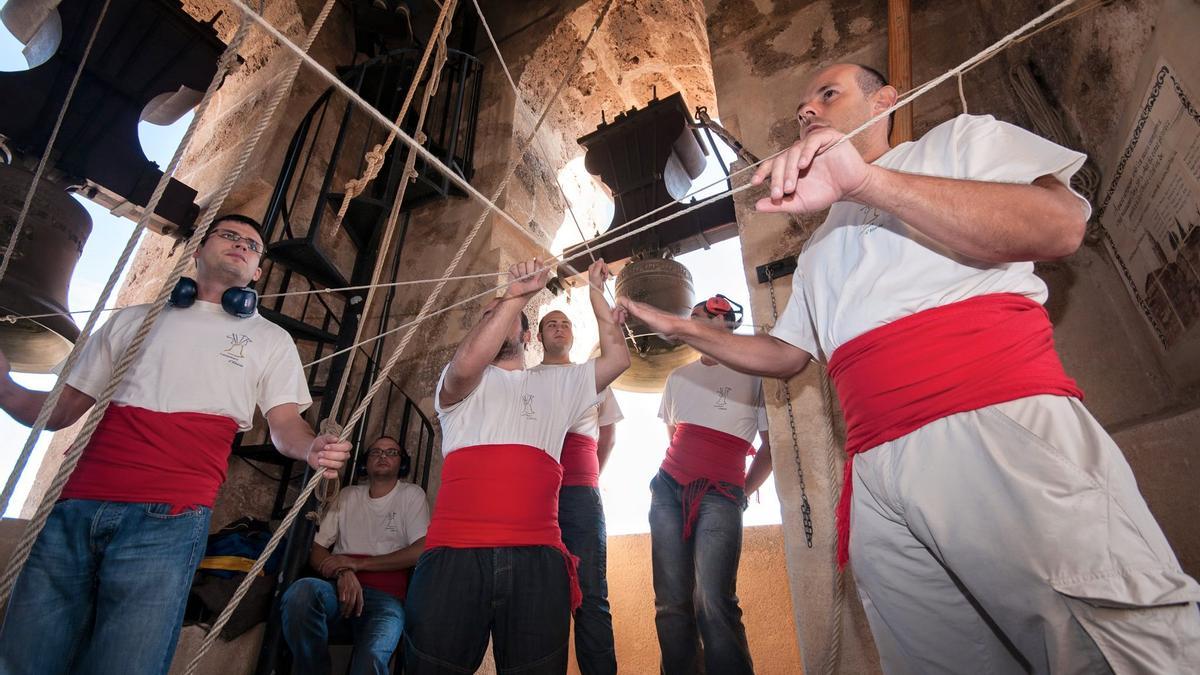 Solemne toque manual de campanas en Moixent por la muerte del Papa