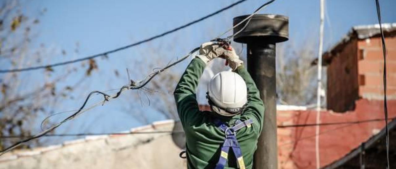 Muchas familias se quedan sin luz por falta de pago.