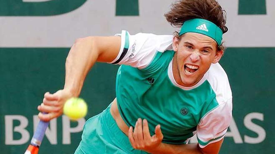 Thiem sirve en su partido ante Djokovic.