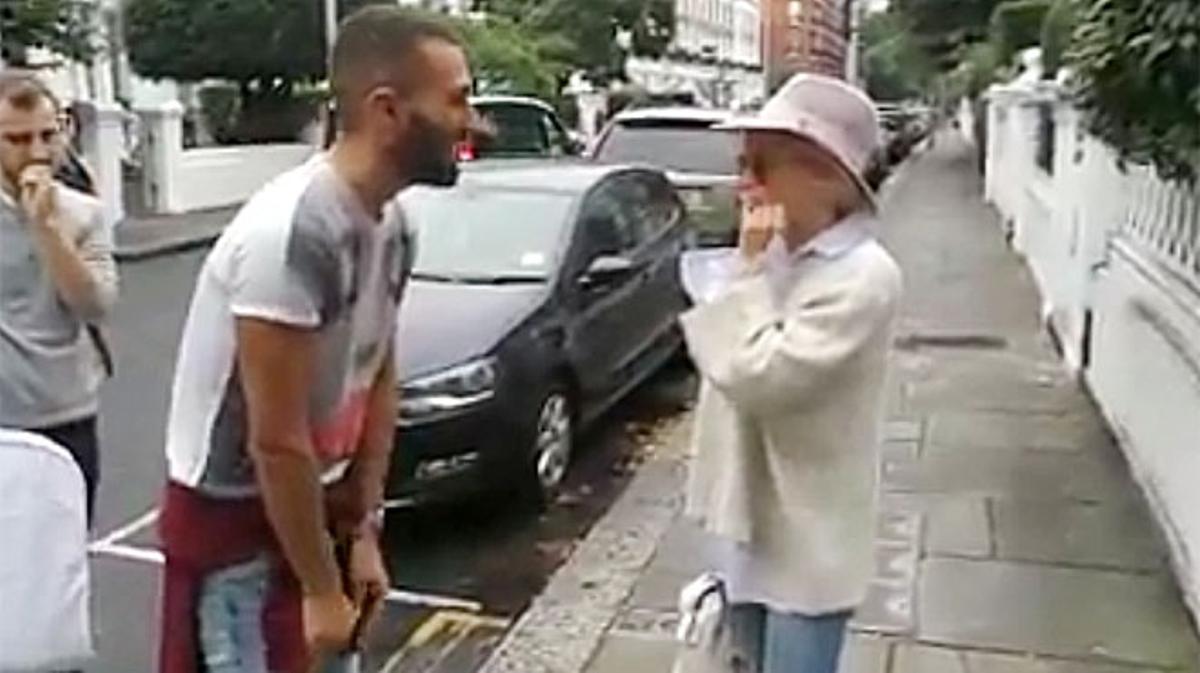 Un fan de Barcelona es troba Kylie Minogue pel carrer i canta amb ella.
