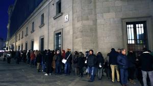 Colas de público a las puertas del Teatro Real de Madrid, a la espera de acceder para ser público en el Sorteo Extraordinario de la Lotería de Navidad.