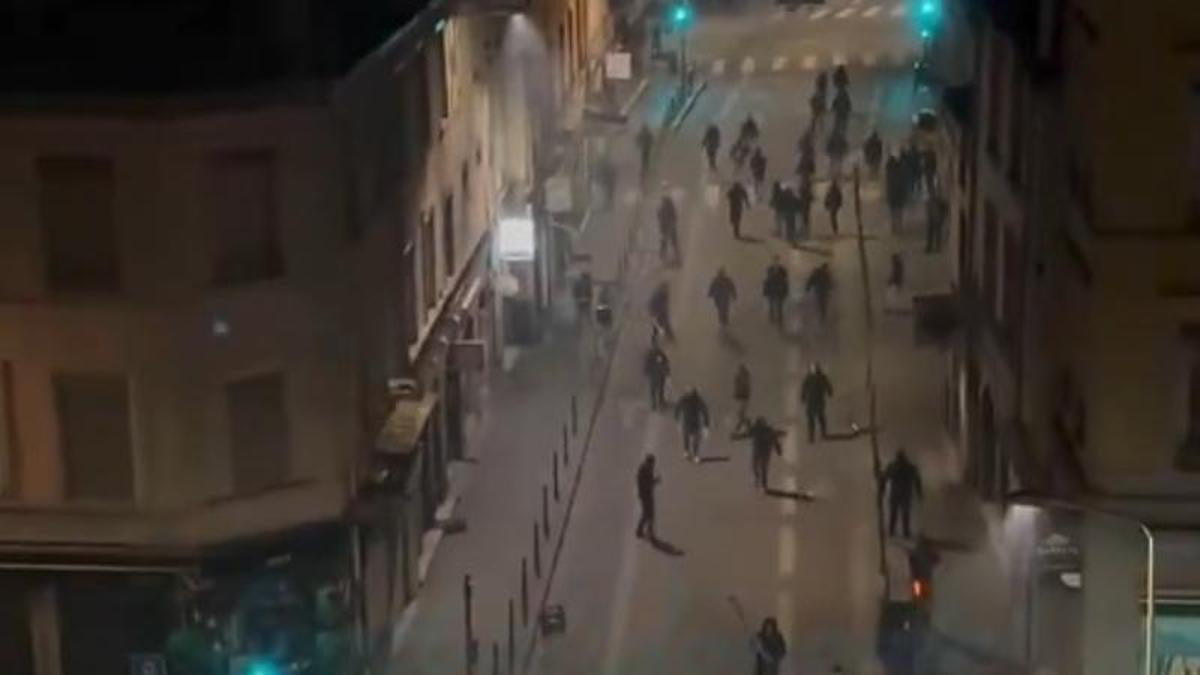 Imágenes de los incidentes entre ultras del Lyon y del Celta después del partido en el Groupama Stadium