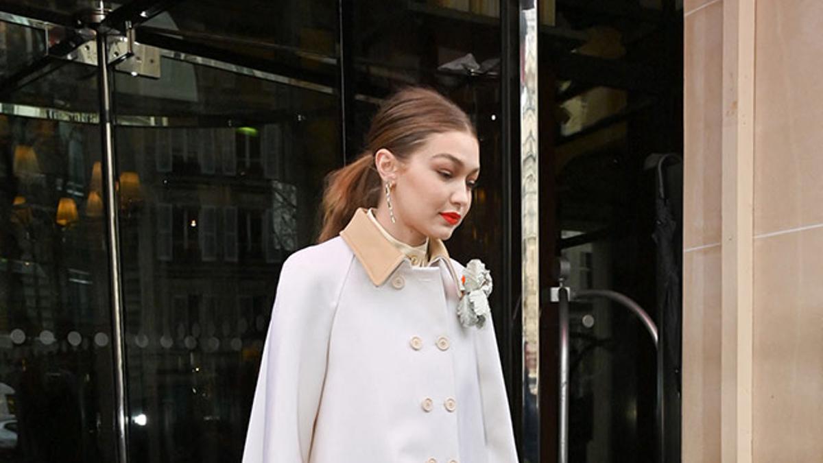 Gigi Hadid con un bolso Capucine