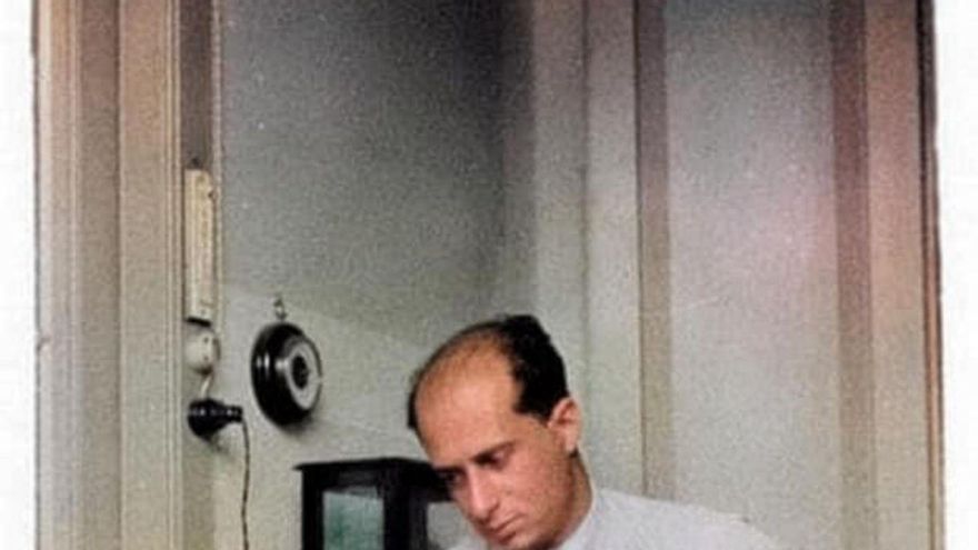 Don Manuel Morales, a la izquierda, trabajando con un colega. | | E.D.