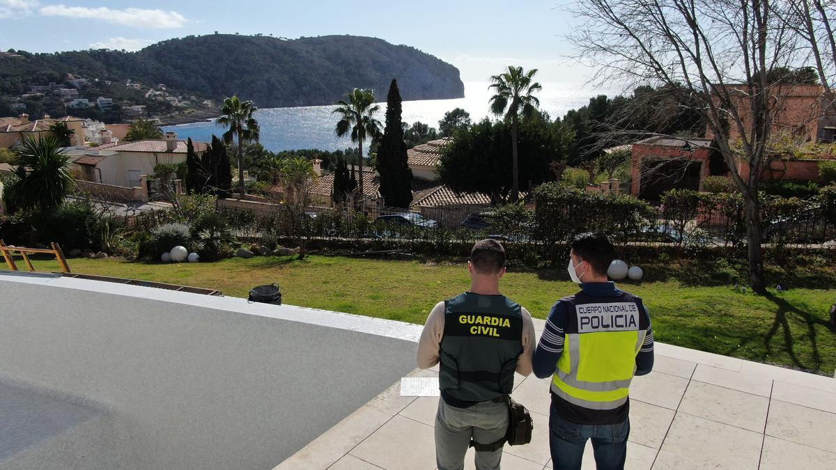 Beamte der Nationalpolizei und der Guardia Civil durchsuchen eine Immobilie auf Mallorca.