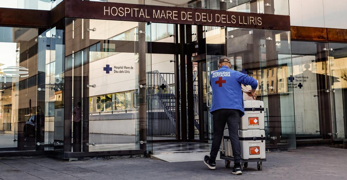 Acceso principal al Hospital Virgen de los Lirios de Alcoy.