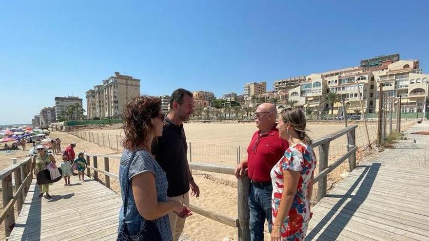 El alcalde, las ediles de Urbanismo y Educación, junto al pedáneo de Arenales en la parcela del hotel