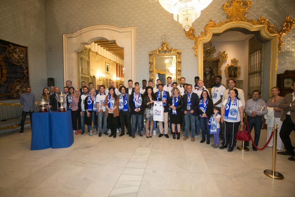 Unos 300 aficionados arropan al equipo de Rivero en el Ayuntamiento tras su ascenso a LEB Oro