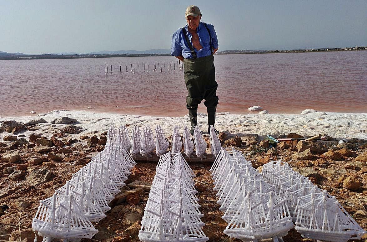 La artesanía cuaja en la laguna rosa 