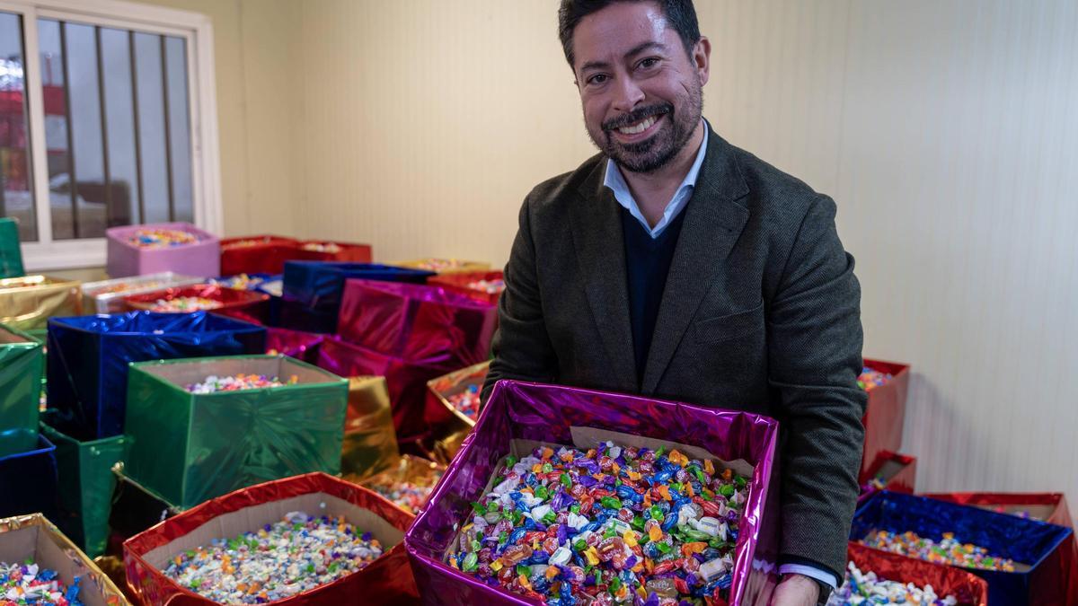 El concejal de Cultura, José Antonio Casablanca, con las cajas de caramelos: hay casi 200.