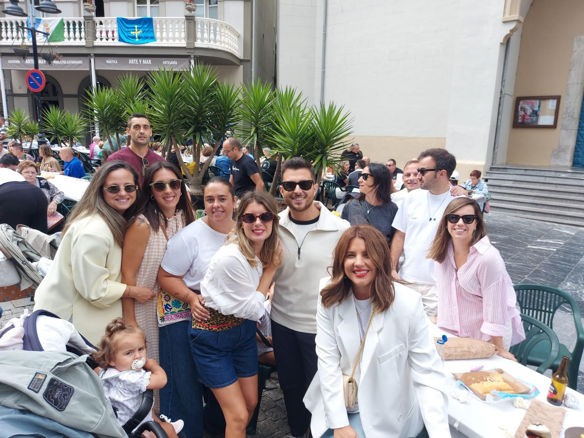 En imágenes: En imágenes: Más de 1.200 personas participan en la tercera comida en la calle de Cudillero