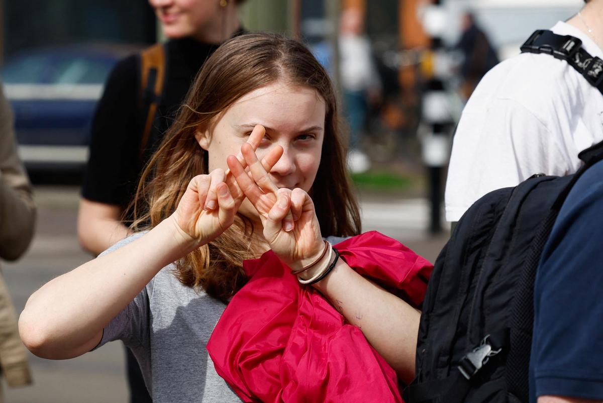 La activista climática Greta Thunberg  es detenida por agentes de policía durante una manifestación climática