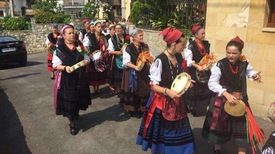 Aldeanas en la procesión de Los Caleyos, ayer