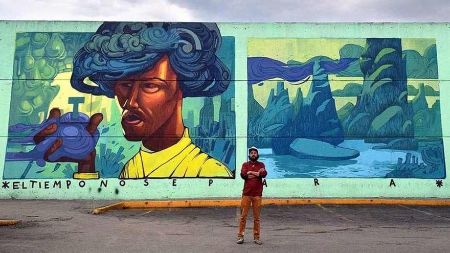 Novel Noel, ante su mural de la Central de abasto, en Ciudad de México.