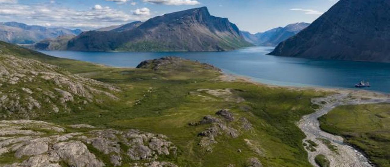 Nuestro barco, el rompehielos &#039;Polar Prince&#039;, fondeado en el fiordo de Nachvak, en el parque natural del Torngat.