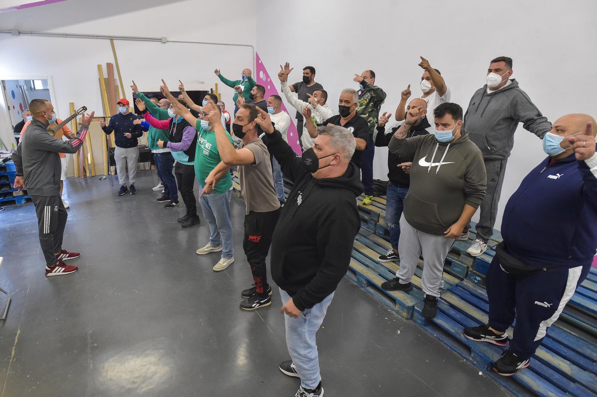 Murgueros de Tenerife ensayan con la murga Los Payasos Alborotados.