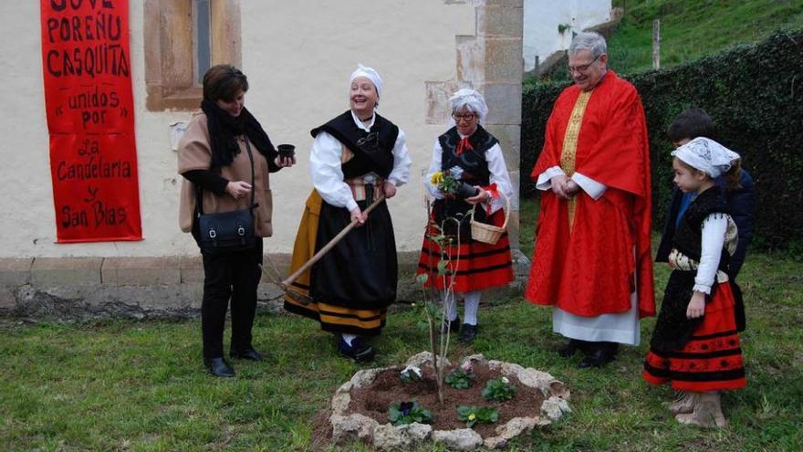 Loli Riva y Mari Paz Campa plantan unos pensamientos en presencia de Maximina Fernández, Carlos Capellán y Celia Prida.