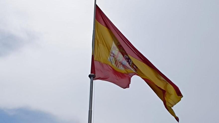 La bandera de España de Oviedo dañada, sin un trozo.