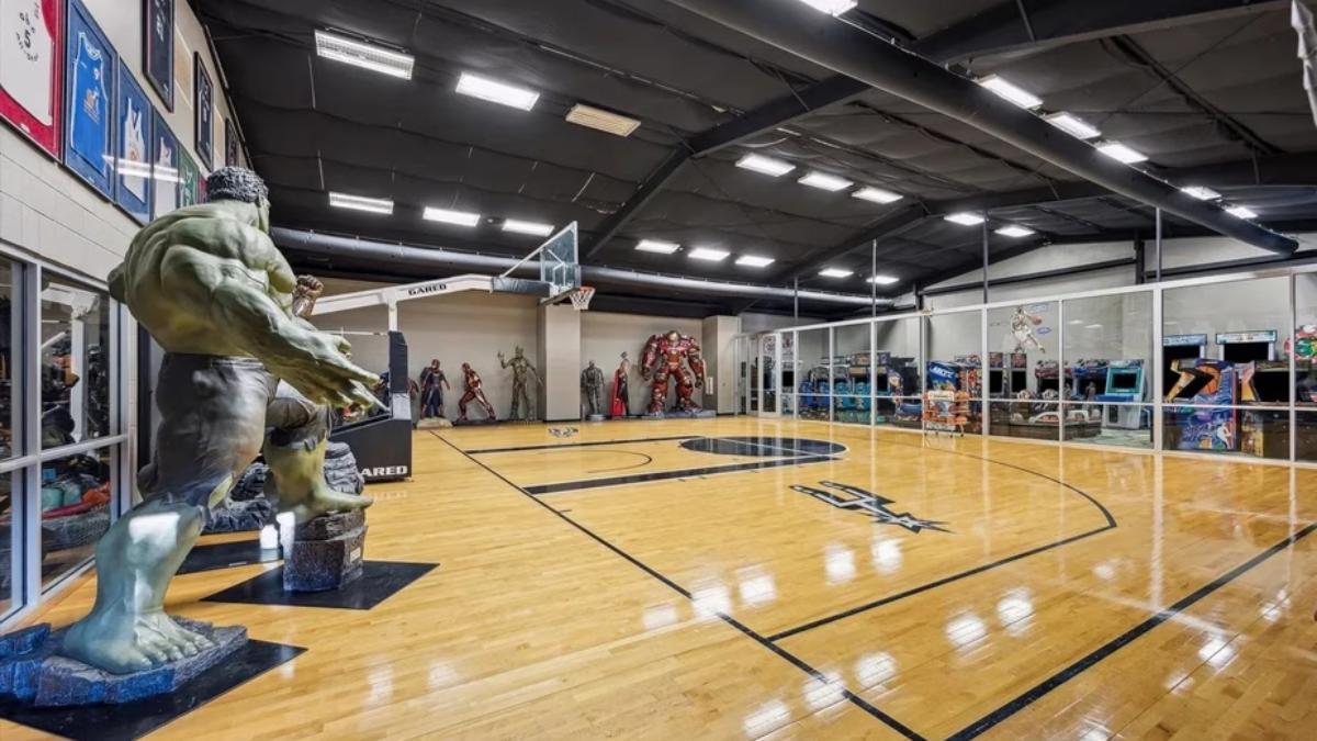 El gimnasio de Tony Parker en su casa de Texas, con la pista de baloncesto y la sala arcade al fondo.