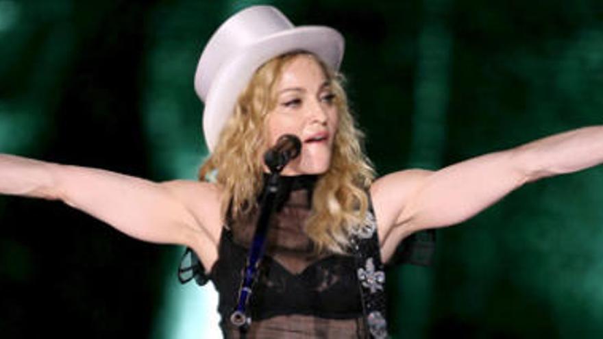La cantante estadounidense Madonna, durante el concierto ofrecido esta noche en el Estadio Olímpico Lluís Companys de Barcelona, el primero de los tres que ofrecerá en España dentro de su gira &quot;Sticky&amp;Sweet&quot;.